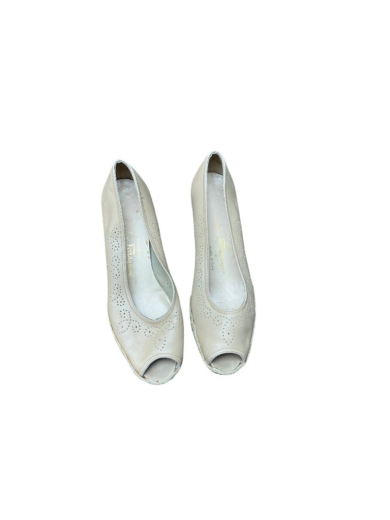 Salvatore Ferragamo Cream Leather Peep Toe Pumps Perforated Detail Womens Size 8